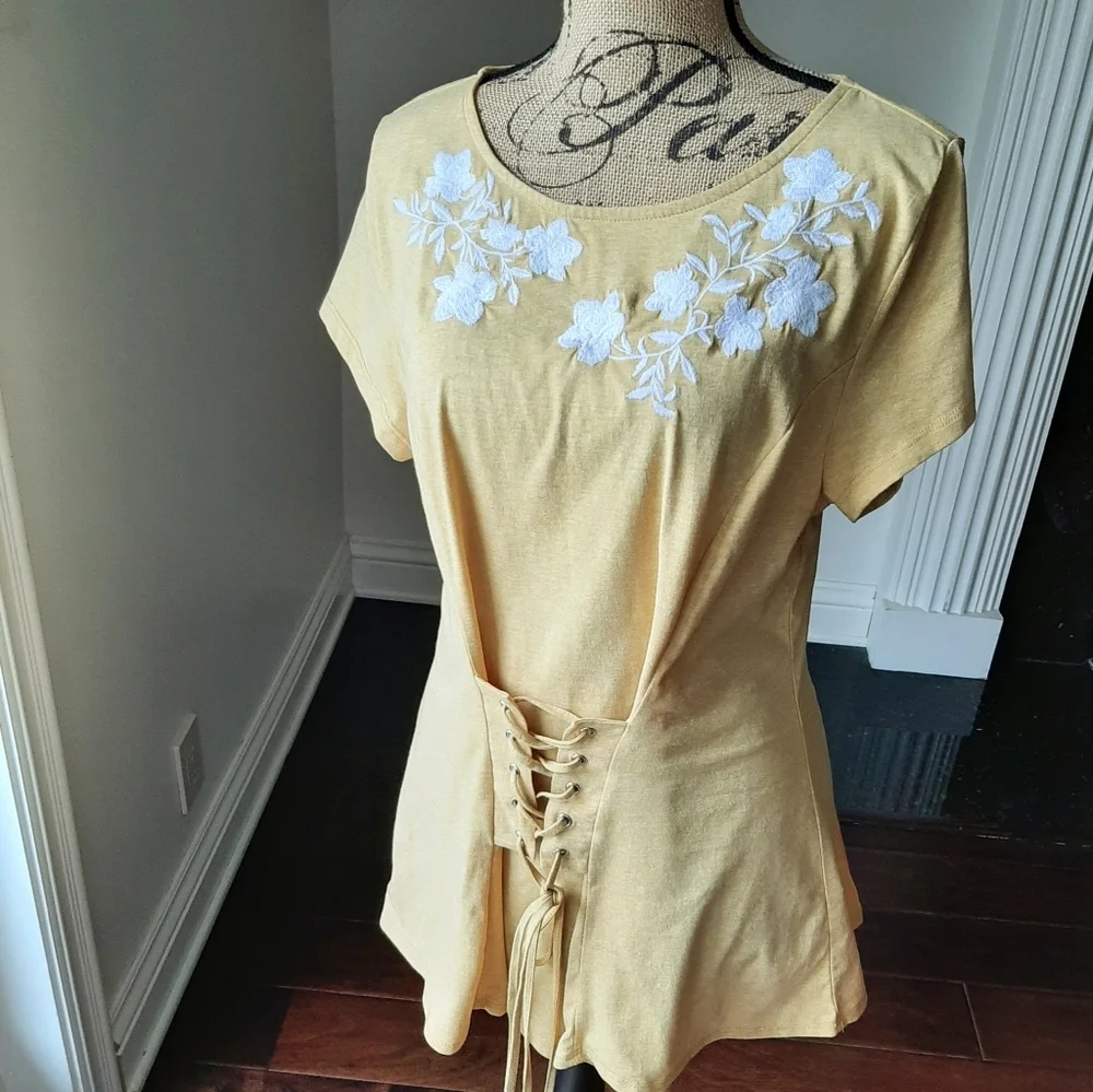 INTERNATIONAL CONCEPTS EMBROIDERED TEE - Picture 1 of 15